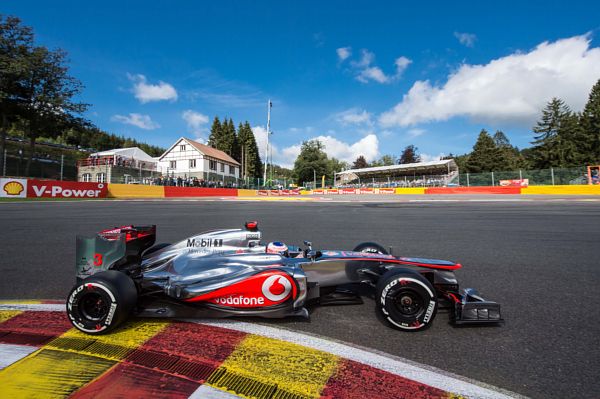 Britský pilot Jenson Button z týmu McLaren.