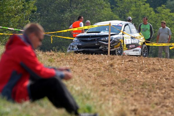 Vůz Subaru Impreza posádky Václava Kopáčka a Tomáše Singera ve 13. z plánovaných patnácti erzet v zatáčce vyletěl z trati a skončil mezi fanoušky.
