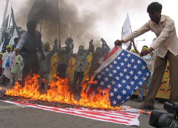 Oblíbené pálení americké vlajky při demonstraci proti USA a Izraeli v Pákistánu. 