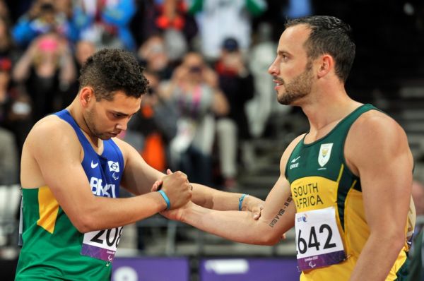 Alan Oliveira (vlevo) a Oscar Pistorius.