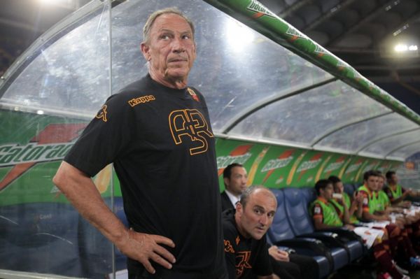 Trenér fotbalistů AS Řím Zdeněk Zeman prožil v neděli na hřišti Interu Milán dvojnásobnou radost. Trenér fotbalistů AS Řím Zdeněk Zeman prožil v neděli na hřišti Interu Milán dvojnásobnou radost.
