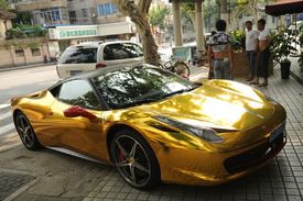 Zlaté ferrari parkuje v Šanghaji.