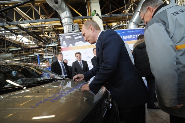 Ruský prezident Vladimir Putin akcentuje domácí výrobky. Účastnil se i zahájení výroby modelu Lada Largus, což je ovšem převlečená Dacia Logan. 