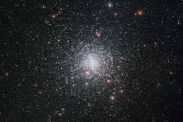 Hvězdokupa Messier 4 na novém snímku teleskopu na chilské observatoři La Silla.