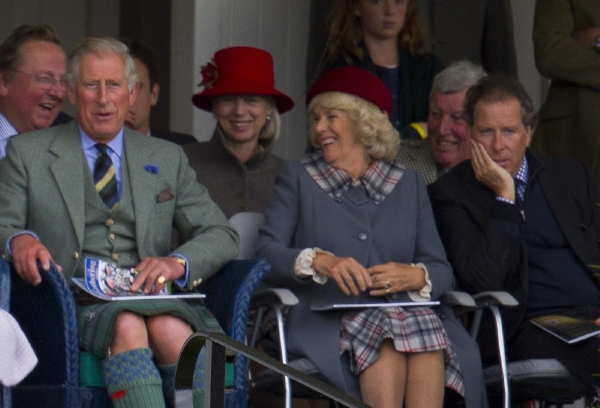 Charles má smysl pro humor. Harrymu exces prominul.
