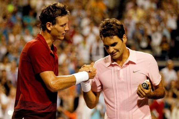 Kdo se bude radovat tentokrát? Tomáš Berdych (vlevo), nebo Roger Federer?