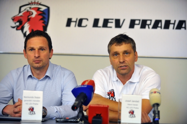 Generální manažer Lva Normund Sejejs (vlevo) a trenér Josef Jandač.