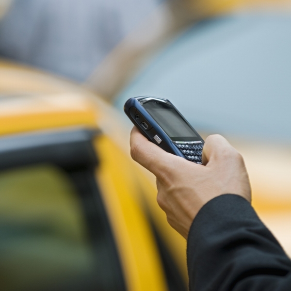 Výrobci šifrovaných mobilních telefonů garantují to, že se nedají odposlouchávat.