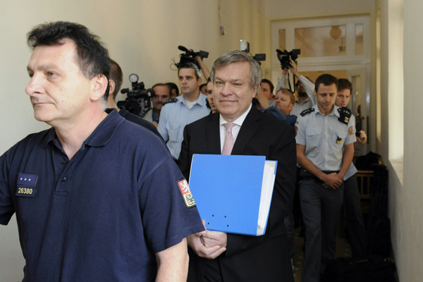 Jaroslava Bartáka vedou k soudu. Jaroslava Bartáka vedou k soudu.