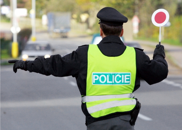 Policisté za úplatek odkláněli dopravu nebo uzavírali objekty. Vše na žádost filmařů (ilustrační foto).