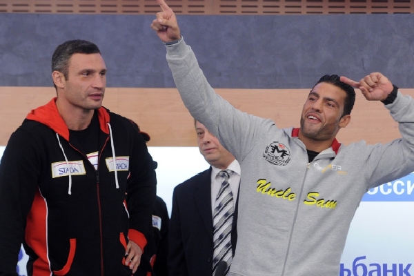 Vitalij Kličko (vlevo) a Manuel Charr.