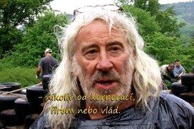 Nekonvenční americký architekt indiánského původu Michael Reynolds. 