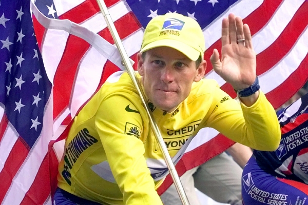 Lance Armstrong doping popírá. Nově analyzované vzorky prý dokazují opak.