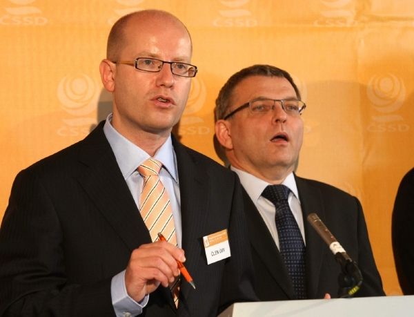 Předseda ČSSD Bohuslav Sobotka a jeho stranický zástupce Lubomír Zaorálek.
