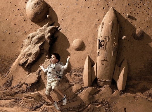 Připraven ke startu. I tato fantastická raketa je vytvořena z písku.