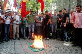 Demonstranti v Jerevanu pálí maďarskou vlajku.