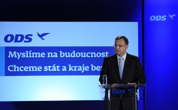 Premiér Petr Nečas (ODS) musí čelit vzpouře ve vlastních řadách. Poslanci, kteří dříve pro návrh na ekonomický balíček hlasovali, se nyní staví proti.