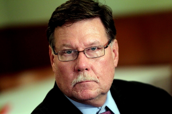 Ronald Adams čelí obvinění z korupce. Ronald Adams čelí obvinění z korupce.
