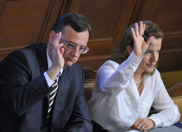 Pokud zákon neprojde, večer chce premiér Nečas jednat znovu a připojit k projednávání hlasování o důvěře.