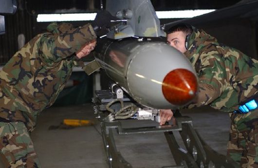 Kontrola bomb B-61v Avianu.