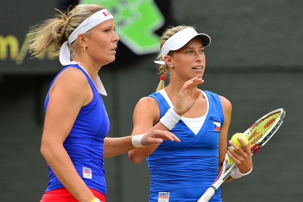 Lucie Hradecká (vlevo) s Andreou Hlaváčkovou jsou v semifinále US Open.