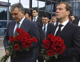 Prezident Medveděv na smuteční tryzně u stadionu Arena 2000.