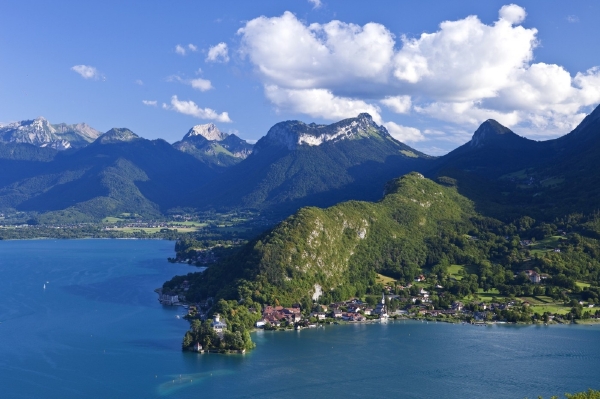 Výlet k jezeru Annecy se britské rodině stal osudným.
