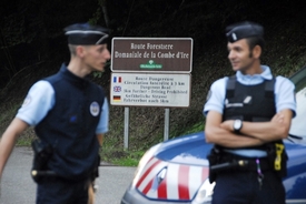 Policie pátrá v lesích v okolí místa incidentu po střelci. Kdo mohl čin spáchat a jaký byl jeho motiv, zatím netuší.
