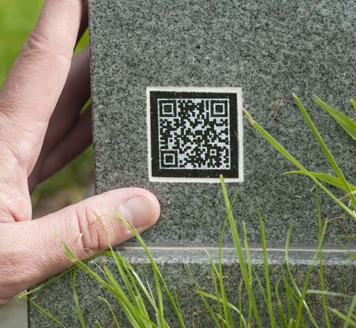 Tak zvaný QR kód je dvojrozměrný kód, zapisovaný do čtverce, který lze přečíst pomocí aplikace ve smartphonu. Tak zvaný QR kód je dvojrozměrný kód, zapisovaný do čtverce, který lze přečíst pomocí aplikace ve smartphonu.