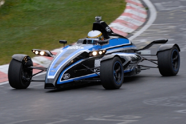 Formule Ford s litrovým tříválcem EcoBoost na trati.