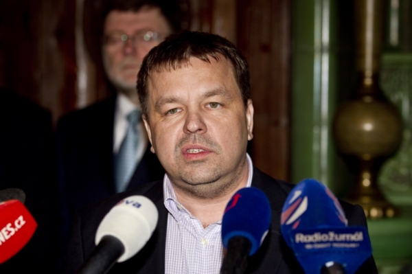 Poslanec Petr Tluchoř (ODS) spolu s dalšími rebely požaduje, aby se daňový balíček změnil do stavu, který by neškodil zájmům ČR. Poslanec Petr Tluchoř (ODS) spolu s dalšími rebely požaduje, aby se daňový balíček změnil do stavu, který by neškodil zájmům ČR.