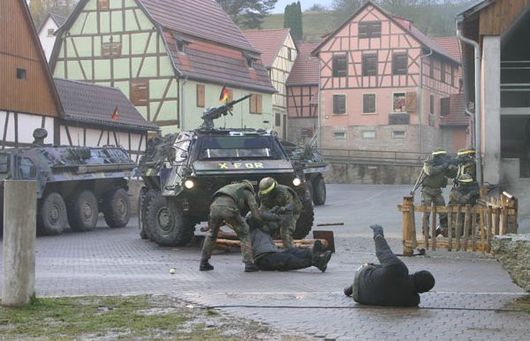 Manévry v umělém vojenském městečku Bonnland.
