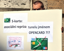 Karta se stala terčem kritiky. Odpůrci také uspořádali 30. srpna protestní akci.