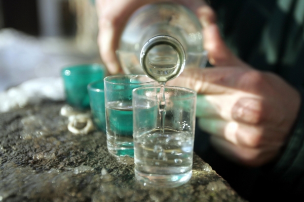 Lidé by neměli pít neoznačený, především čepovaný, alkohol (ilustrační foto). Lidé by neměli pít neoznačený, především čepovaný, alkohol (ilustrační foto).