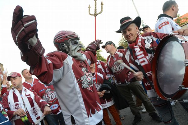 Fanoušci Dinama Riga před utkáním se Lvem.