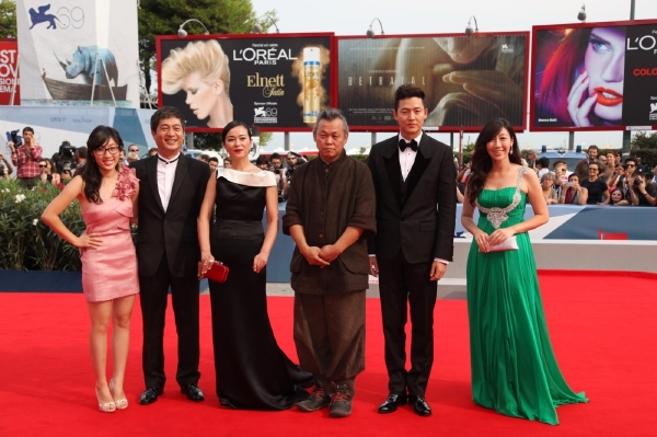 Herci z filmu Pieta jihokorejského režiséra Kim Ki-duka (třetí zprava).