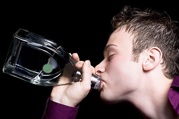 Nebezpečný alkohol dva lidi zabil, čtyři další zůstávají ve vážném stavu (ilustrační foto). Nebezpečný alkohol dva lidi zabil, čtyři další zůstávají ve vážném stavu (ilustrační foto).