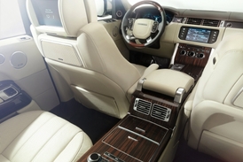 Jak je zvykem, luxusní výbavou Range Rover nešetří.