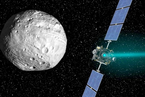 Sonda Dawn prozkoumala Vestu (na snímku) a nyní míří k trpasličí planetě Ceres.