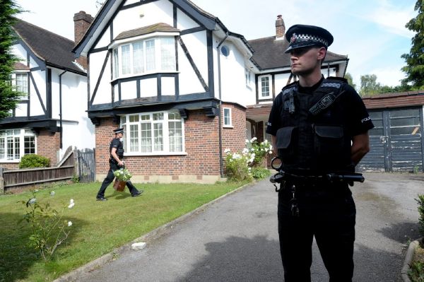 Policie hlídá dům zavražděné rodiny v Británii. Policie hlídá dům zavražděné rodiny v Británii.