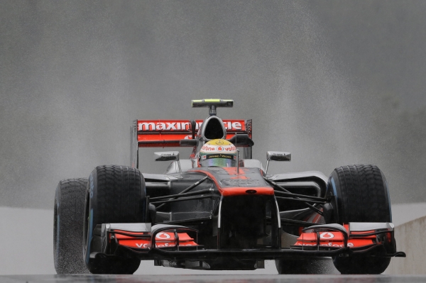 Bývalý mistr světa formule 1 Lewis Hamilton do spekulací o svém působišti v příští sezoně jasno nevnesl. Bývalý mistr světa formule 1 Lewis Hamilton do spekulací o svém působišti v příští sezoně jasno nevnesl.