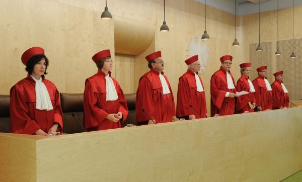 Německu vládnou soudci, říká se občas kvůli tomu, jak často se Němci i jejich politiici na Karlsruhe obracejí.