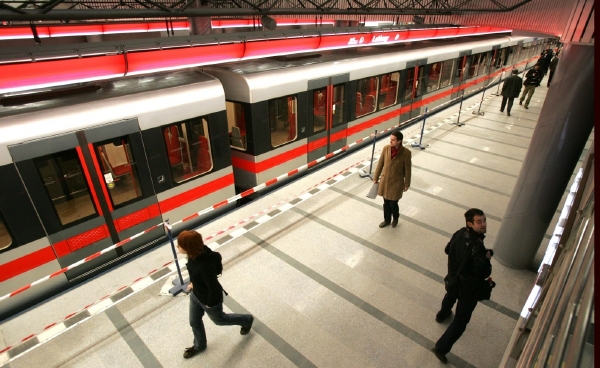 Pražské metro na lince C stojí mezi zastávkami Pražského povstání a Florenc. V úseku byla zavedena náhradní doprava. Pražské metro na lince C stojí mezi zastávkami Pražského povstání a Florenc. V úseku byla zavedena náhradní doprava.