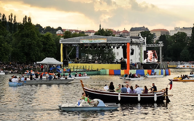 Z pontonu se v Praze bude muzicírovat už potřetí.