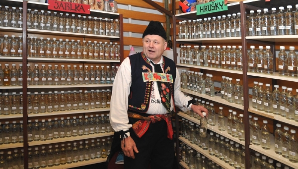 Lidé si z pálenic odnášejí hlavně padesátiprocentní alkohol, na počkání je možno dostat i mnohem silnější.