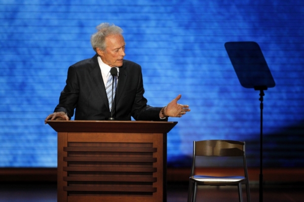 Clint Eastwood mluví se židlí.
