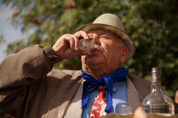 Jako první pomoc se při otravě metylalkoholem podává čistý alkohol.