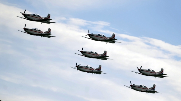Na snímku je přílet sedmi letounů Pilatus PC-9M z Chorvatska.