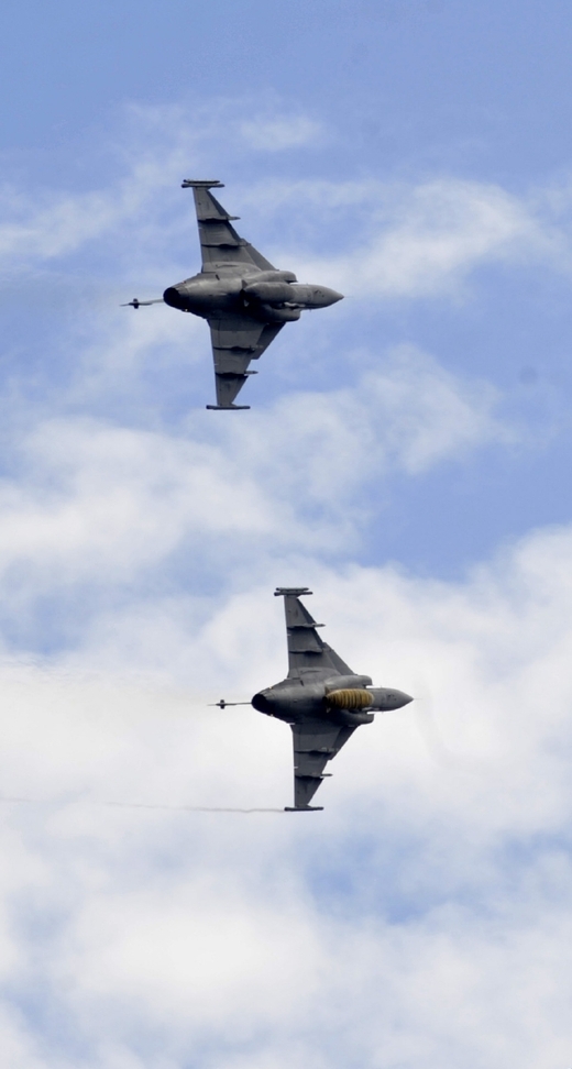  Na snímku je přílet letadel JAS-39 Gripen české armády.