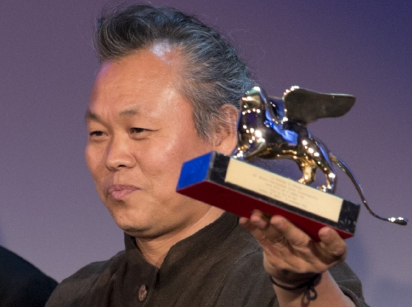 Režisér Kim Ki-duk se svou trofejí.
